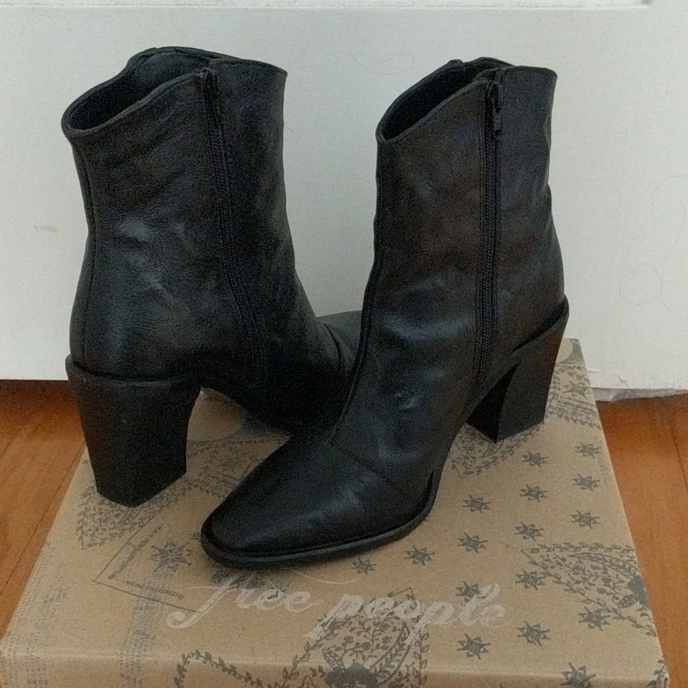 Boots - Picture 4 of 5